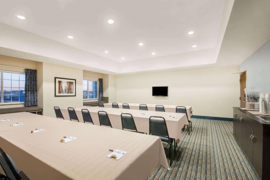 Microtel Inn & Suites By Wyndham Stanley Photo 7