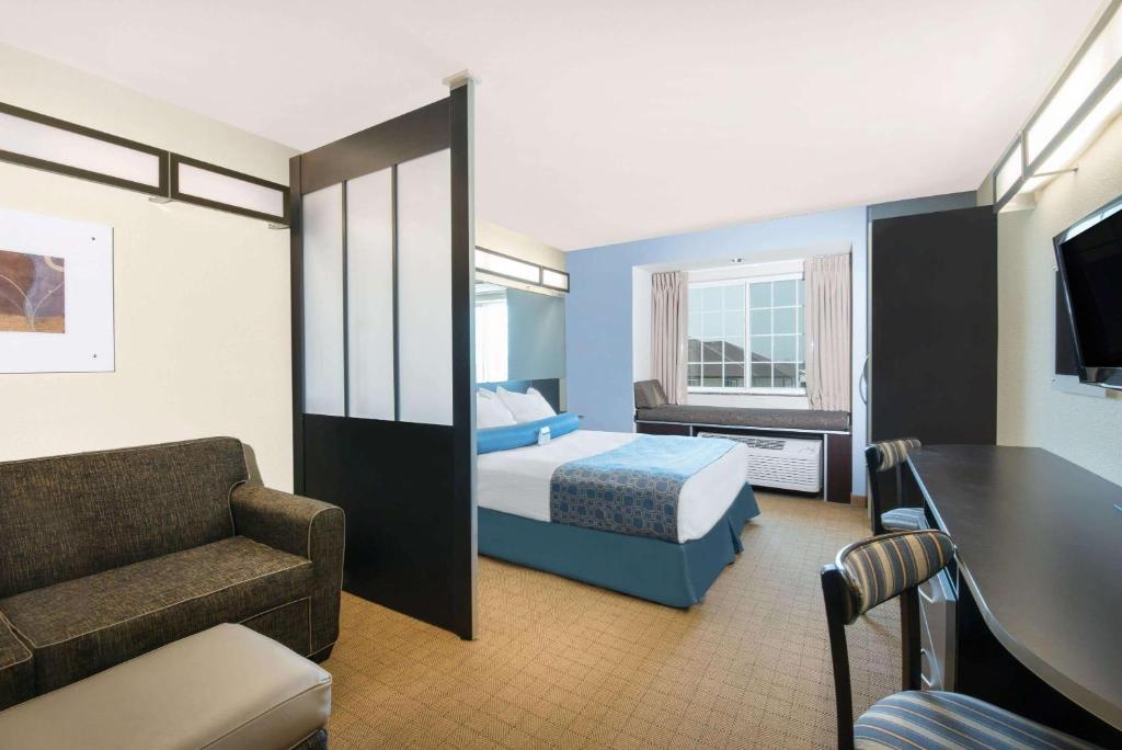 Microtel Inn & Suites By Wyndham Stanley Photo 8