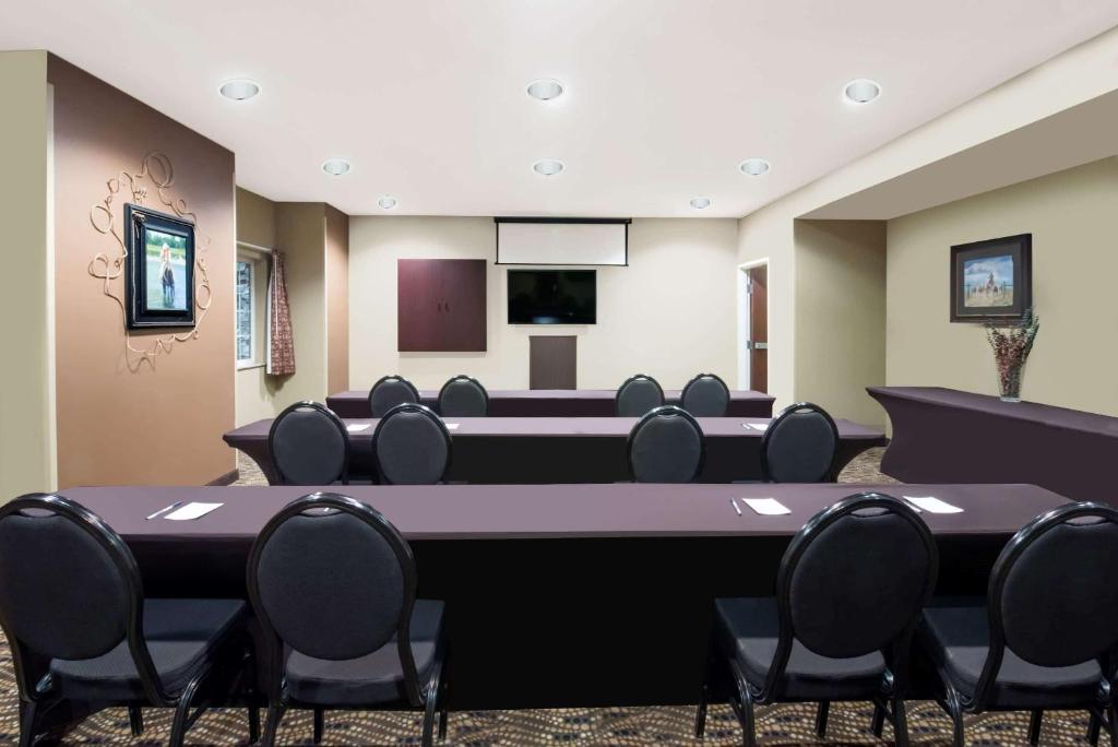 Microtel Inn & Suites By Wyndham Sidney Photo 10