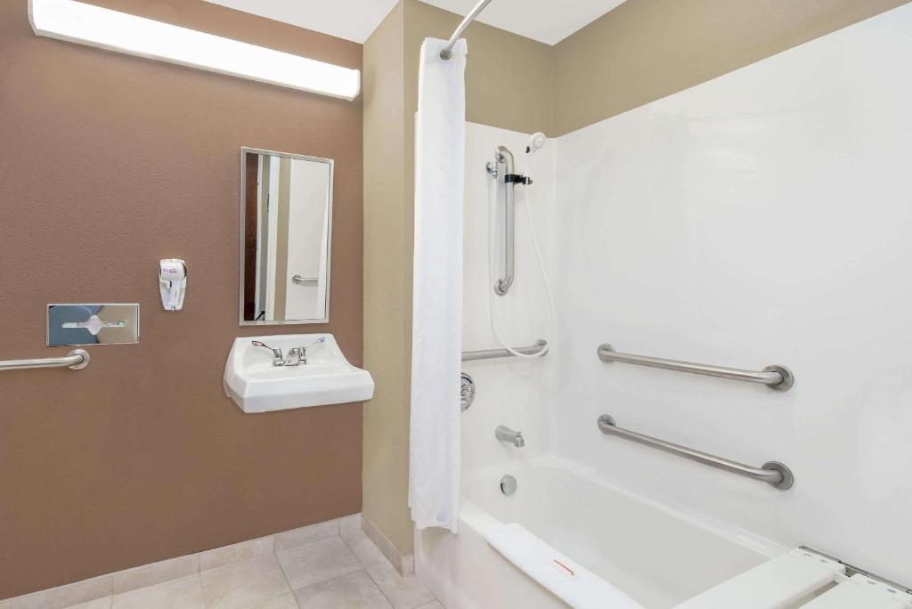 Microtel Inn & Suites By Wyndham Sidney Photo 13