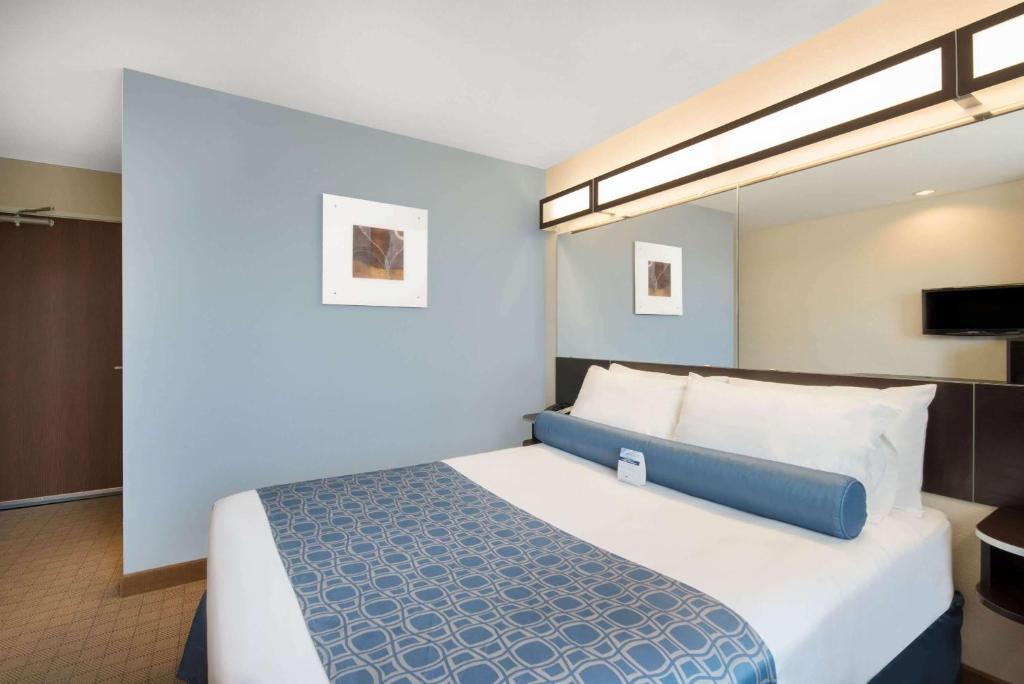 Microtel Inn & Suites By Wyndham Stanley Photo 14
