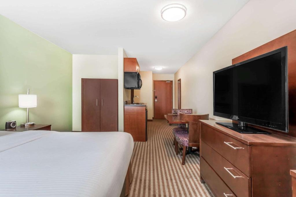 Ramada By Wyndham Carlyle Photo 22