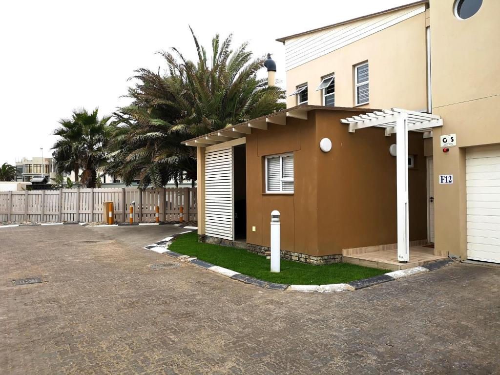The Waterfront Cottage F12 photo