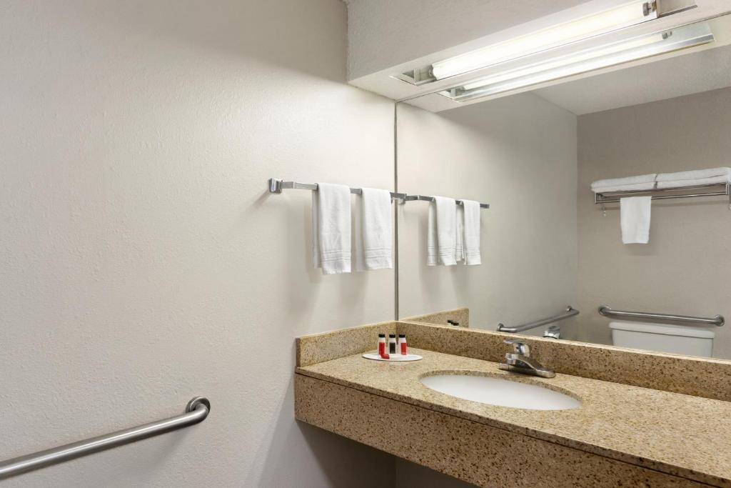 Days Inn & Suites by Wyndham Savannah Midtown photo
