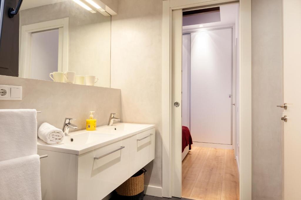 Akira Flats Urgell apartment photo