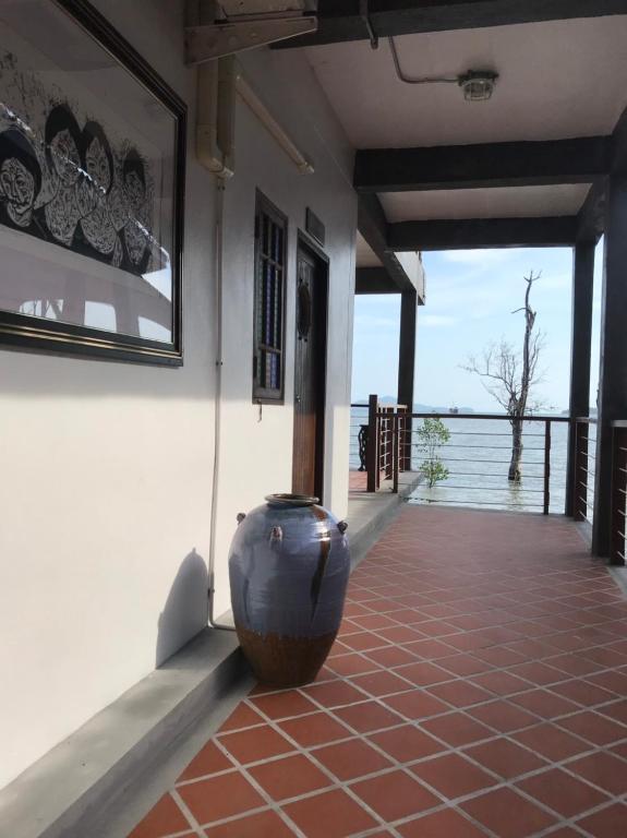 Lanta Harbour photo
