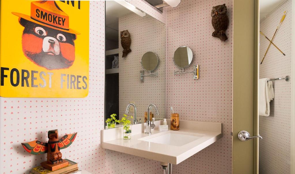 Graduate Madison Photo 9