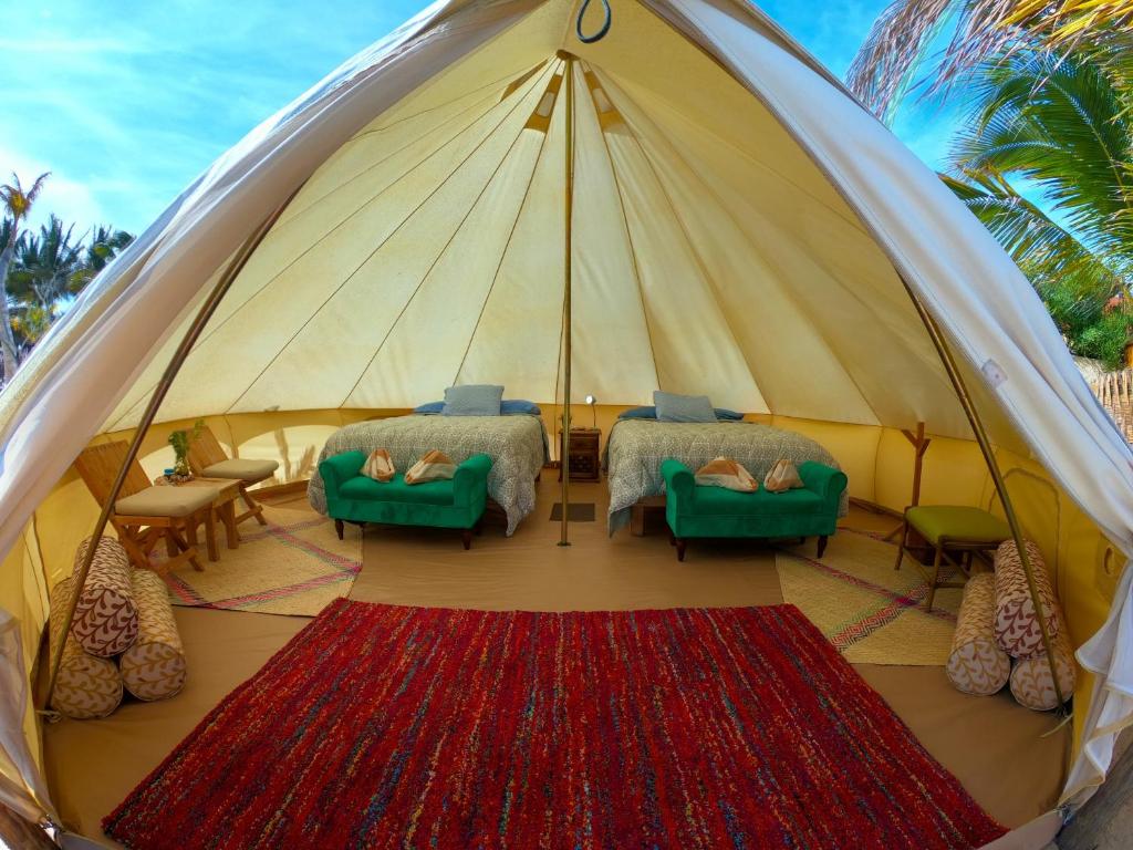 ChiloChill Glamping Resort의 해변에 위치한 럭셔리 텐트