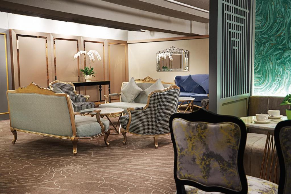 Shared lounge/TV area