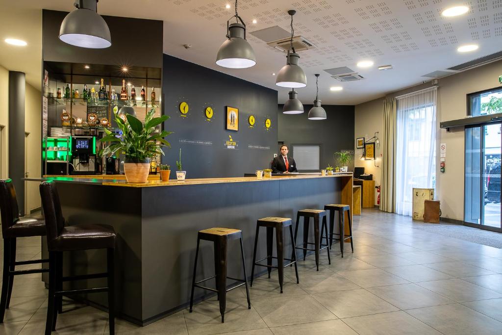 Best Western Plus Suitcase Paris la Defense photo