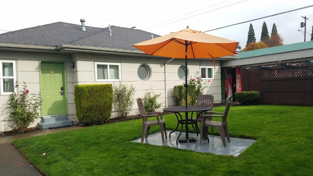 Milwaukie Inn Portland South photo