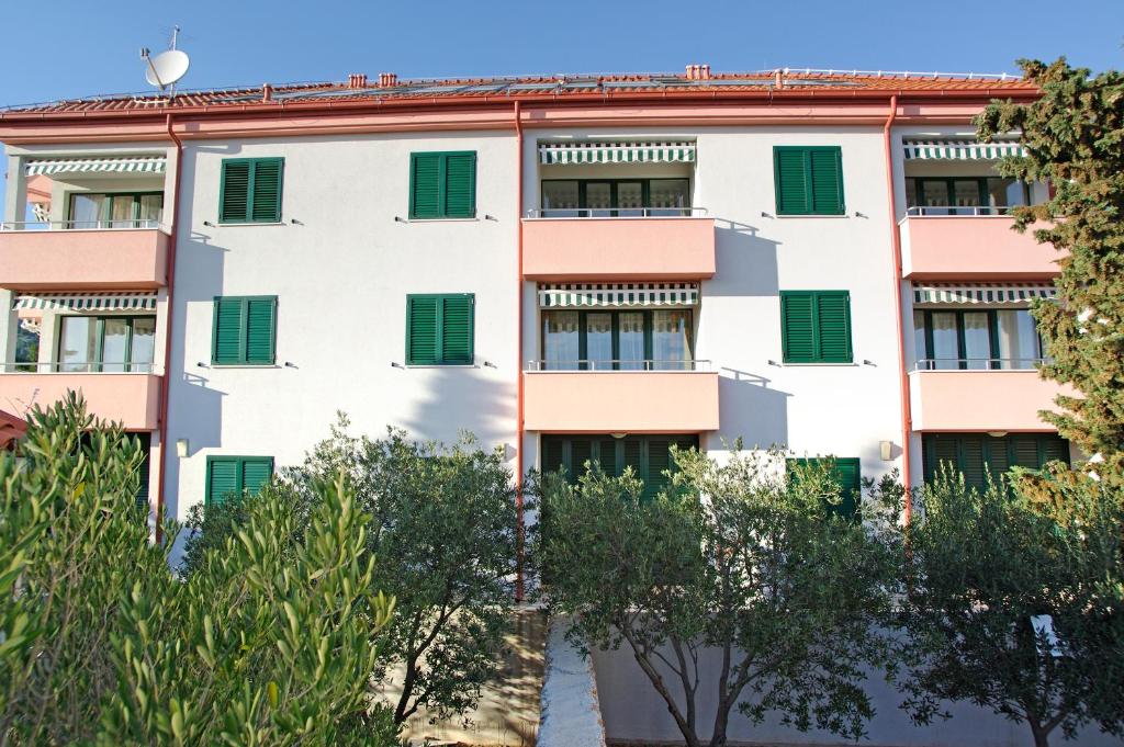 Pinia Apartments Bol photo