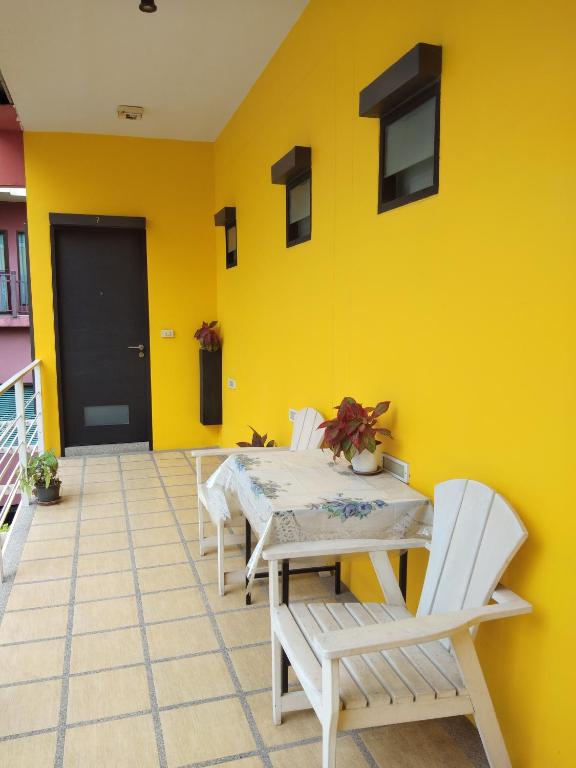 yellow cube Room 5 photo