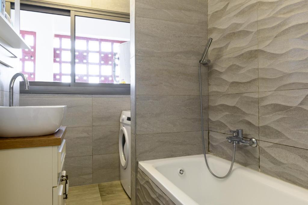 6 Ben Azariah - By Beach Apartments TLV photo