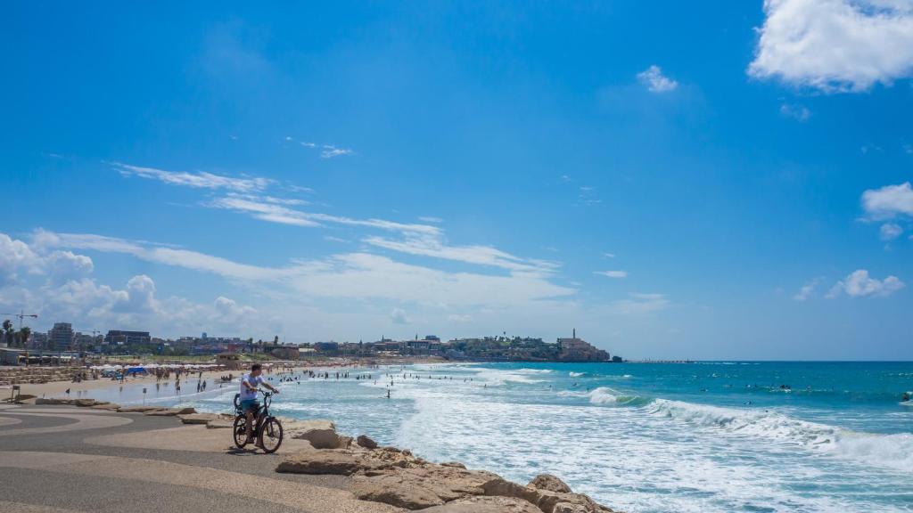 6 Ben Azariah - By Beach Apartments TLV photo