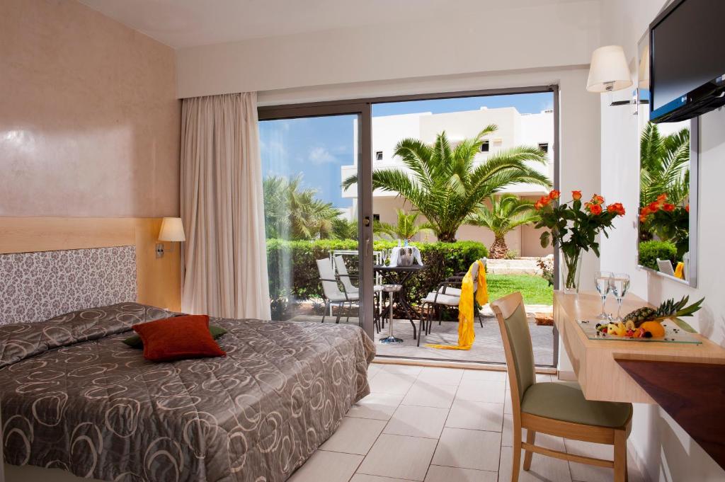 Grand Hotel Holiday Resort — Hotel rooms in Stalida