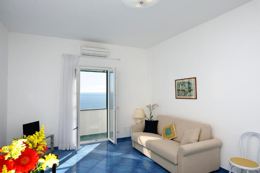Amalfi Blue Flowers A - 3