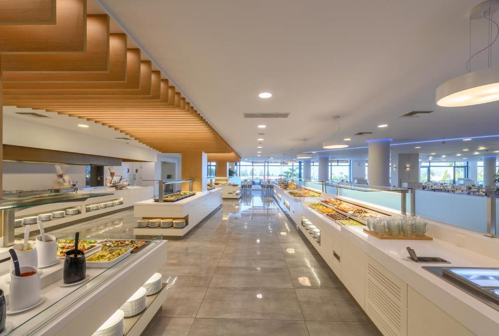 Grand Hotel Holiday Resort — Restaurant & bars in Stalida