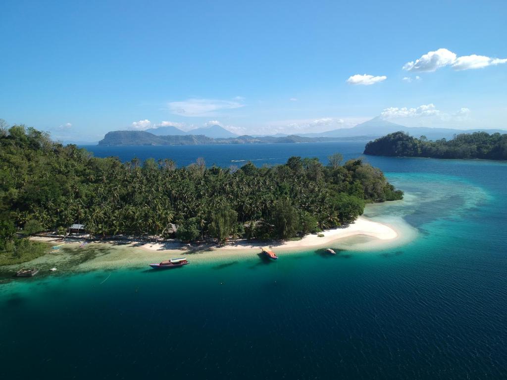 Blue Bay Divers Likupang Bangka — Hotel in Manado
