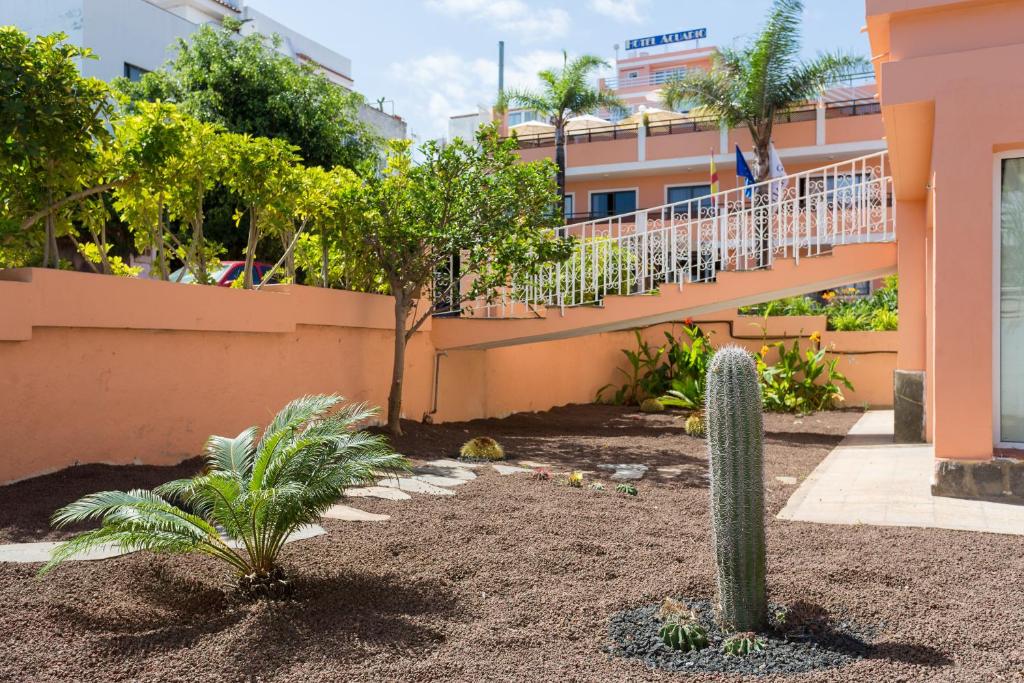Globales Acuario — Hotel building in Puerto de la Cruz, Canary Islands