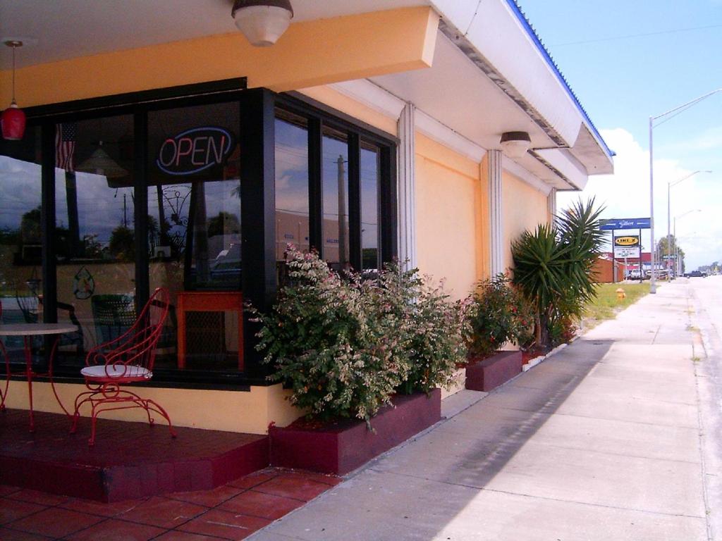 Budget Inn Okeechobee photo