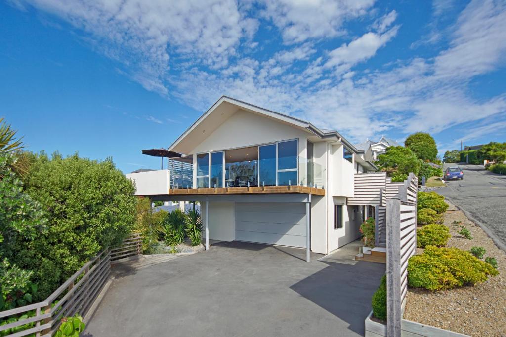 Almost home (deep mix) (feat. Above & beyond, justine suissa - almost home. вилла в лос анджелесе бассейн. Anjunabeats above beyond. дома в нельсоне.