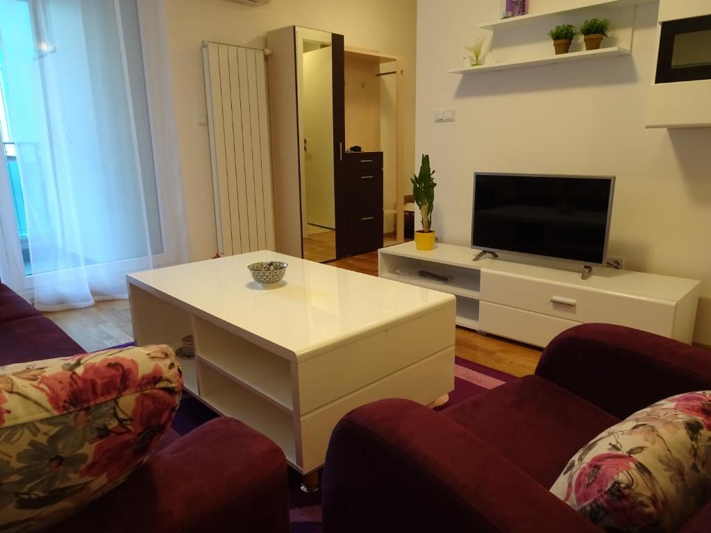 Quiet Apartment in City Center, Free Private Parking - 5