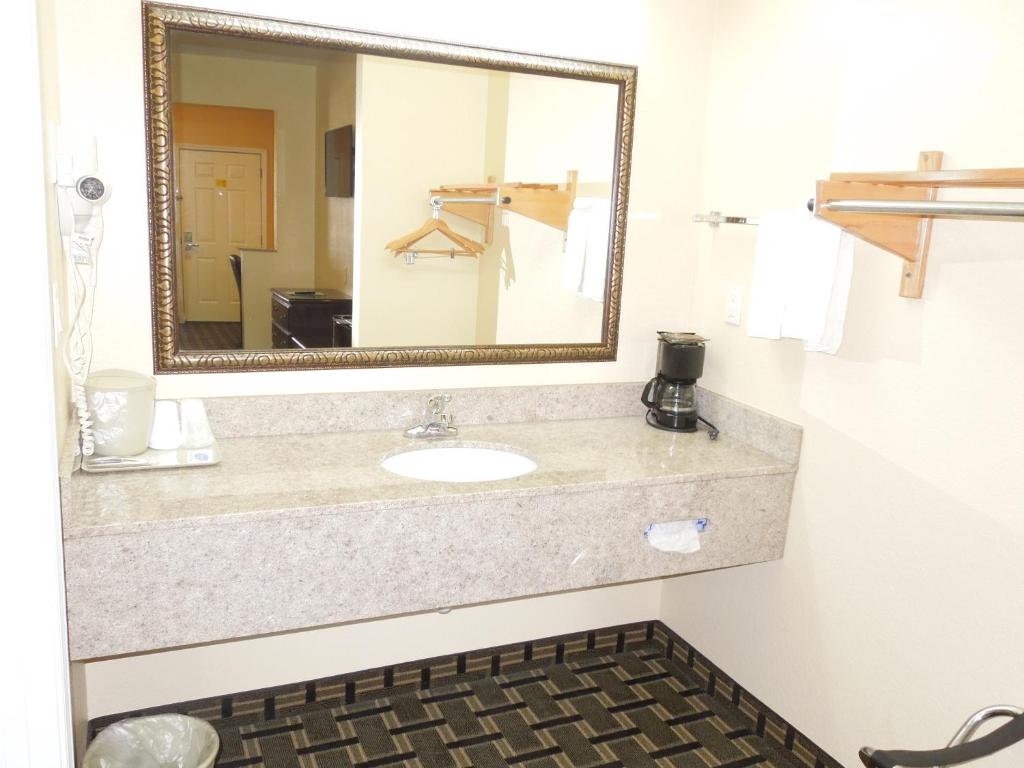 Homegate Inn & Suites West Memphis photo