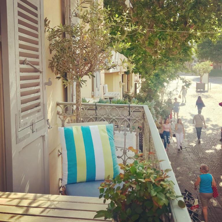 Balcony in Heart of pedestrian centre of Old Antibes - 4