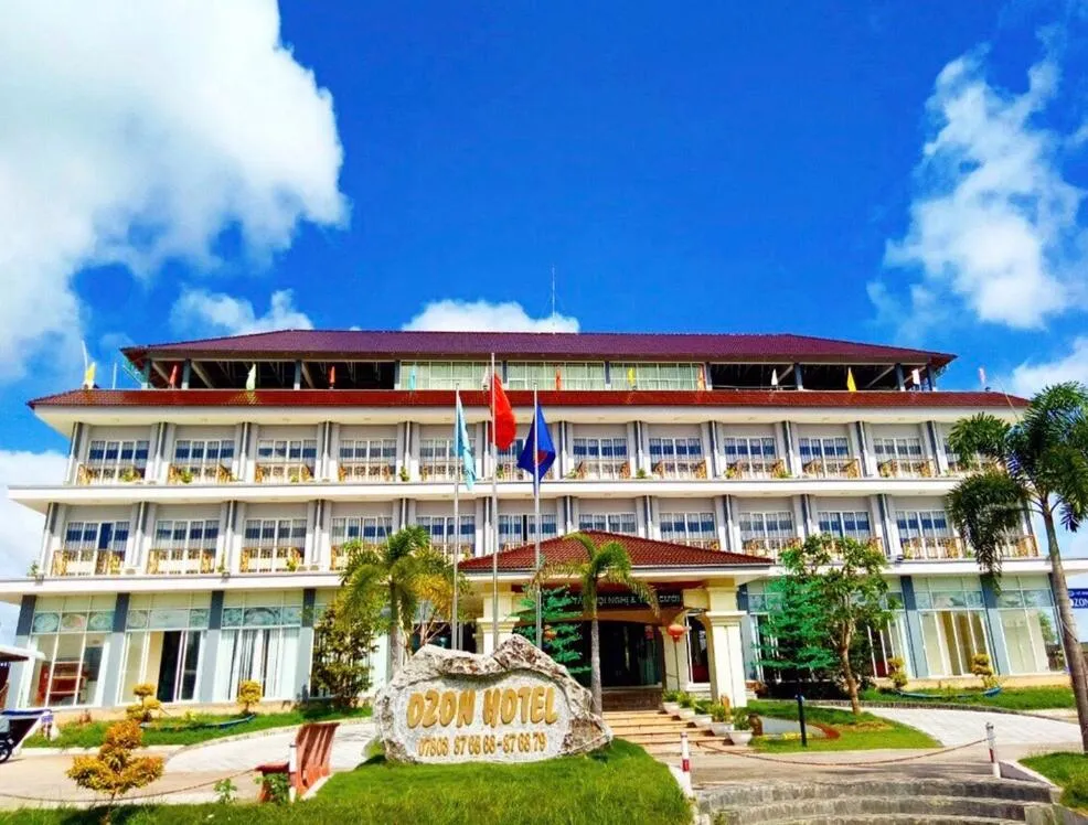 Ozon Hotel, hotel in Năm Căn