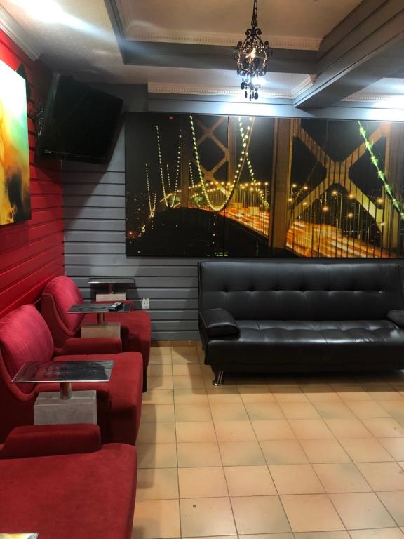 Shared lounge/TV area, European Hostel in San Francisco (CA)