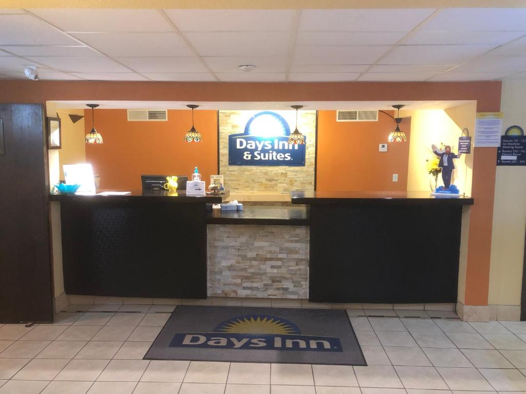 Days Inn & Suites by Wyndham Stevens Point photo