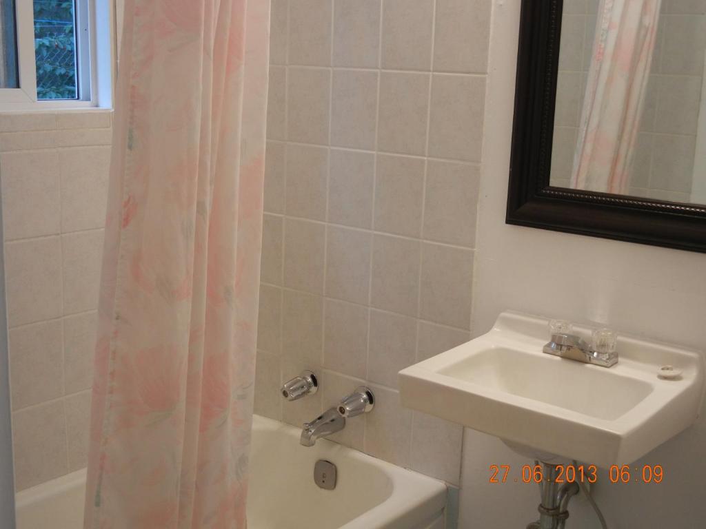 Holiday House Motel photo