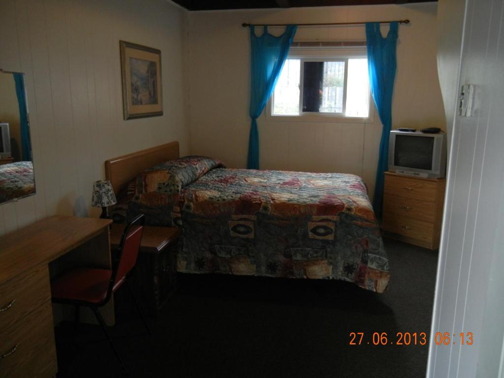 Holiday House Motel photo