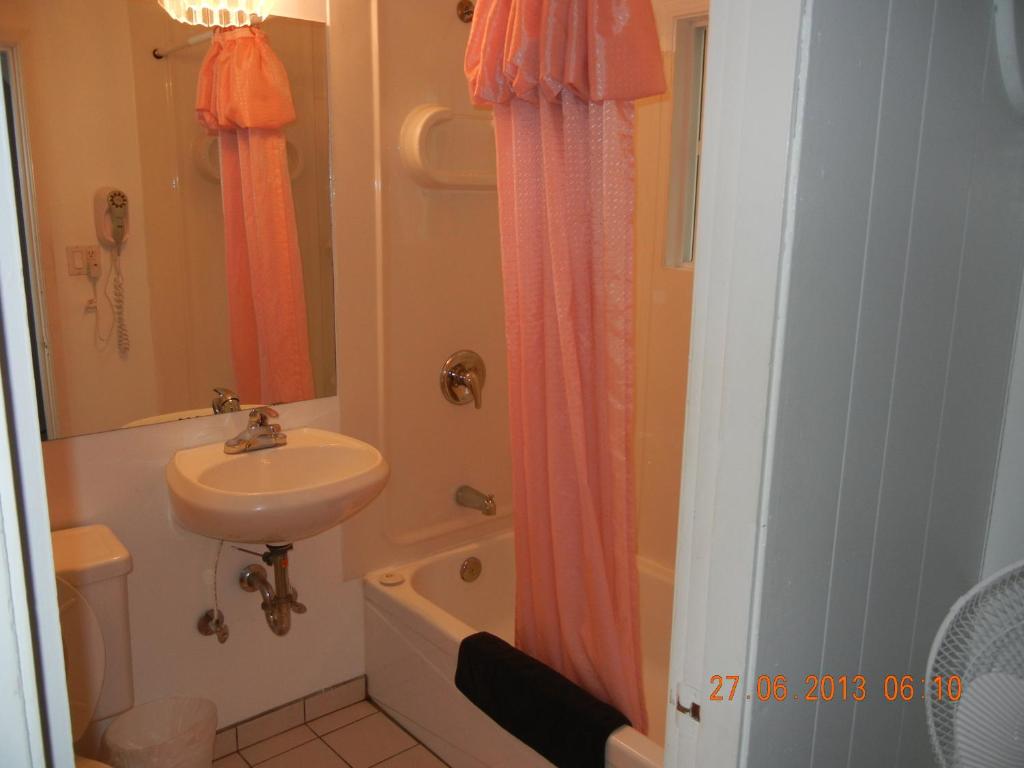 Holiday House Motel photo