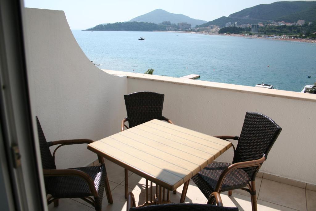 Beachfront apartment in Becici,Rafilovici,Budva — Hotel in Budva