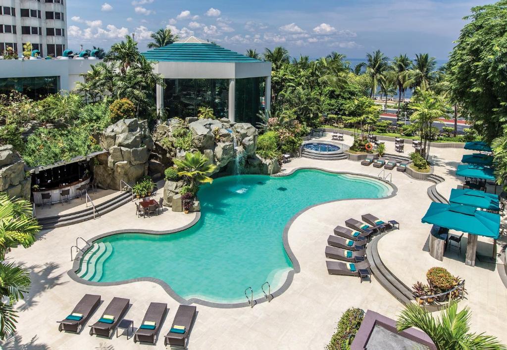 Swimming pool, Diamond Hotel in Manila