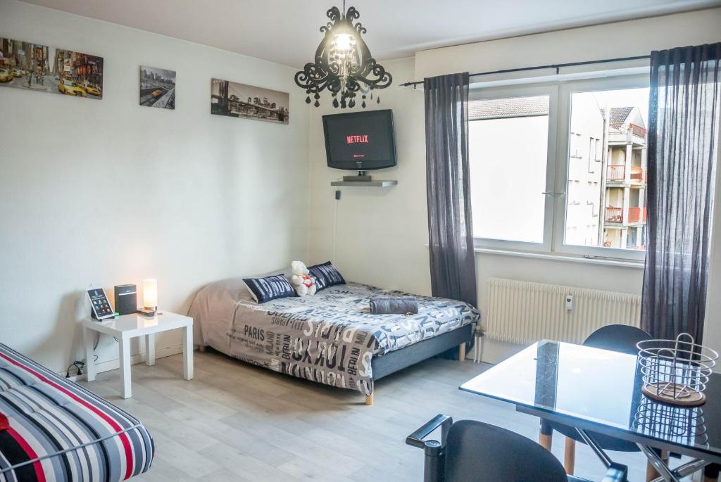 Travel Homes - The EastSide, Parking and downtown photo