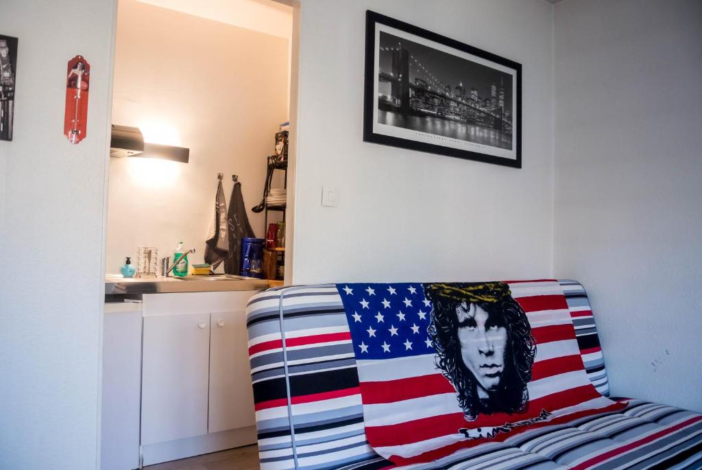 Travel Homes - The EastSide, Parking and downtown photo