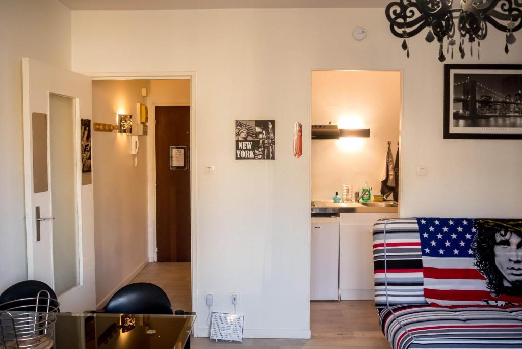 Travel Homes - The EastSide, Parking and downtown photo