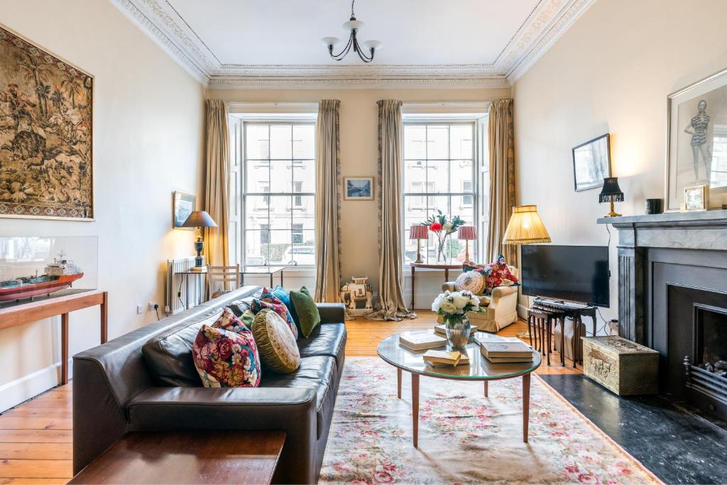 GRAND & SPACIOUS CENTRAL APT WITH WiFi, Edinburgh