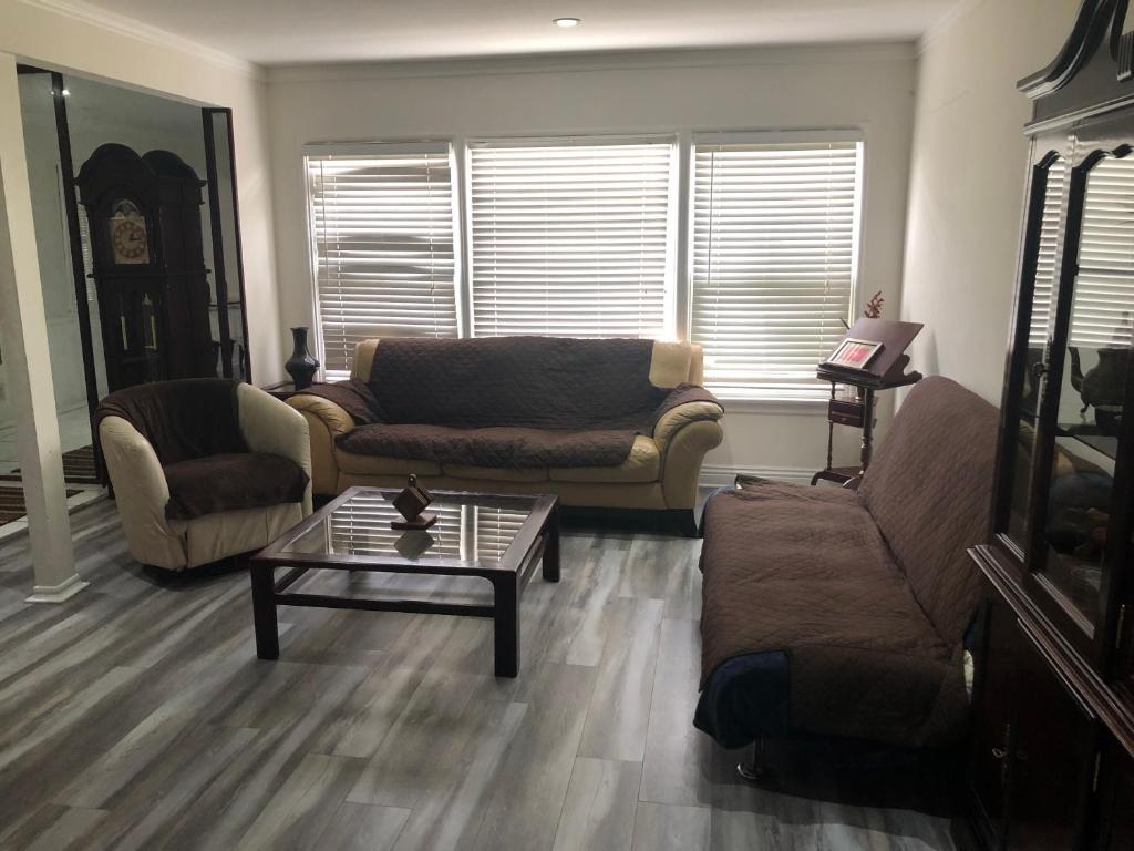 Vacation Rentals and Holiday homes in Tarzana, CA price from 8