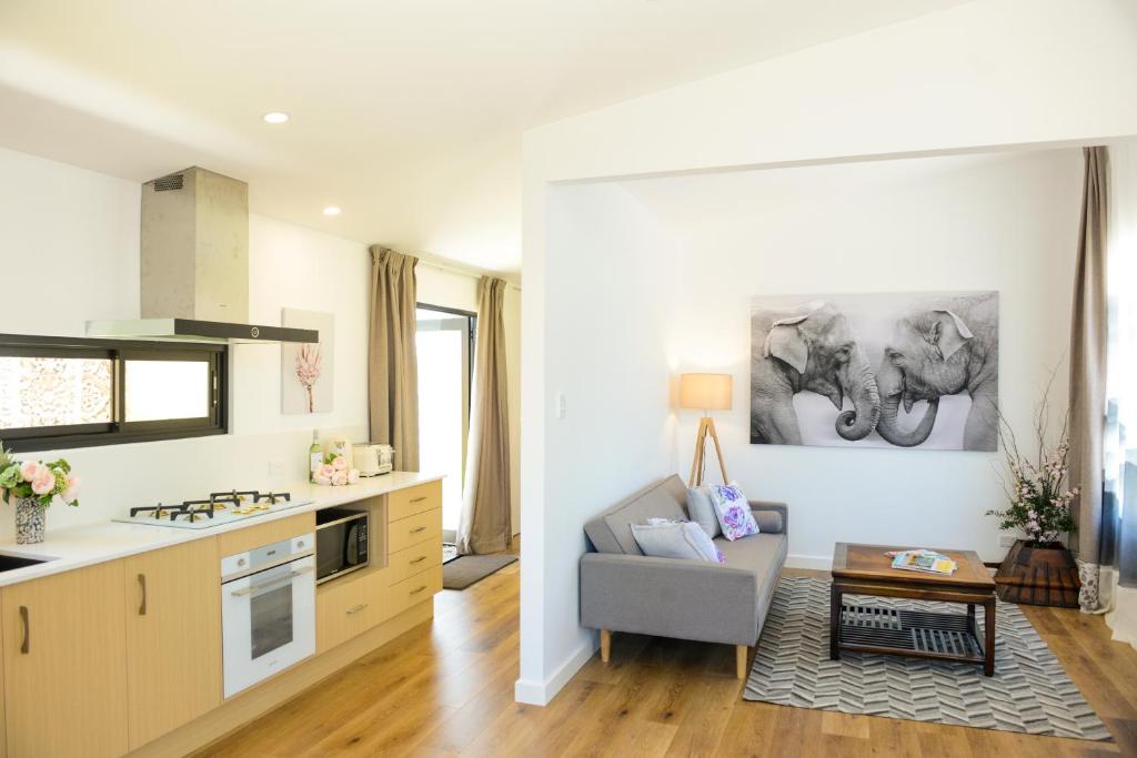 Myrtle Tree Lodge Trunks - stand alone lodge in the Heart of village, Kangaroo Valley