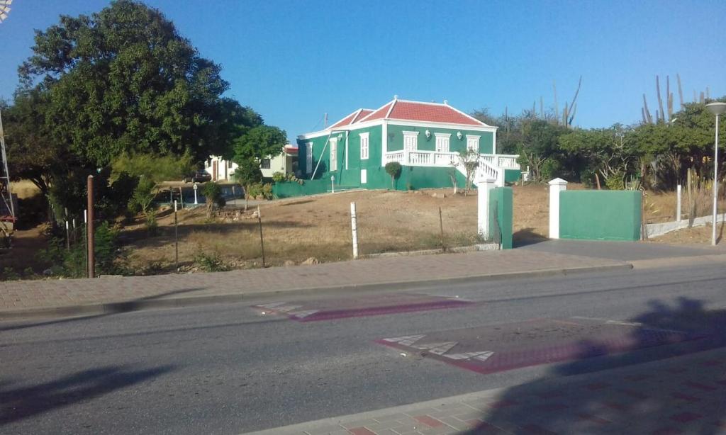 Monument in rustige omgeving, Jan Thiel