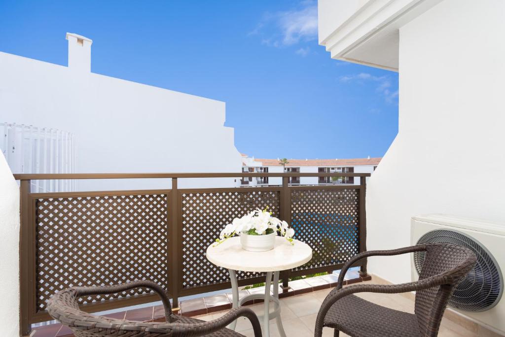 Globales Tamaimo Tropical — Hotel building in Puerto de Santiago, Canary Islands