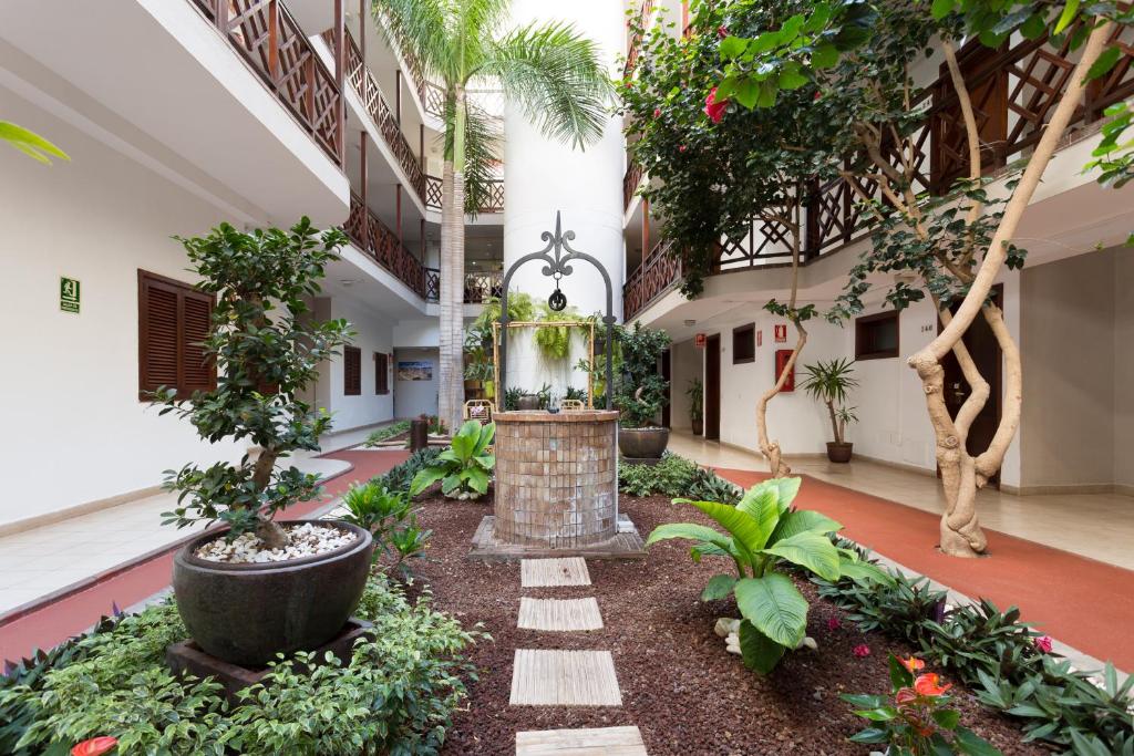 Globales Tamaimo Tropical — Hotel building in Puerto de Santiago, Canary Islands