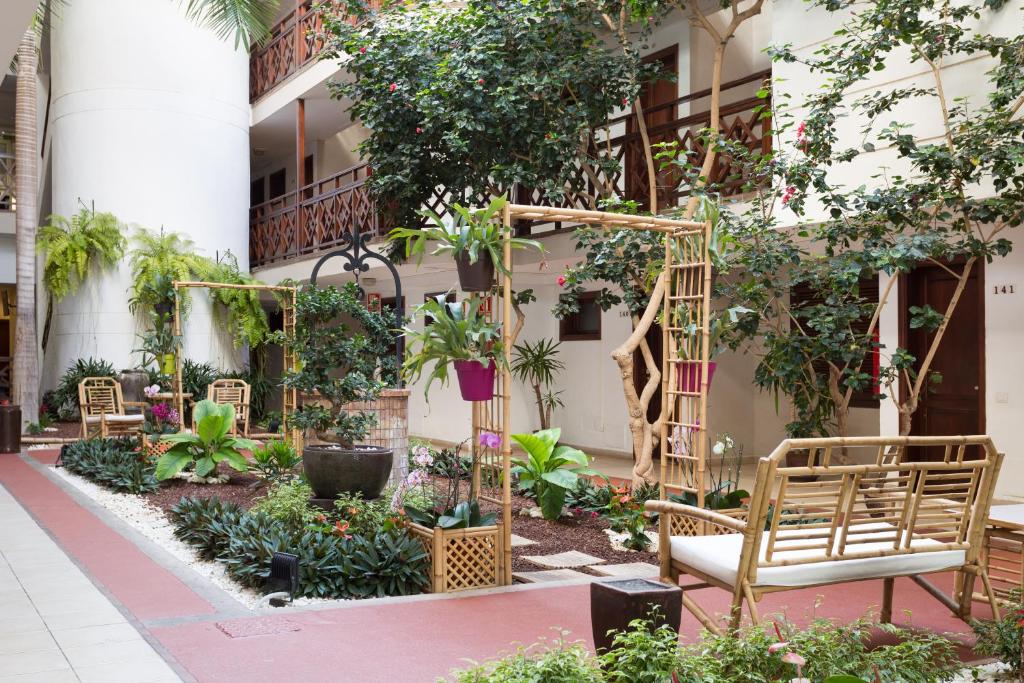 Globales Tamaimo Tropical — Hotel building in Puerto de Santiago, Canary Islands
