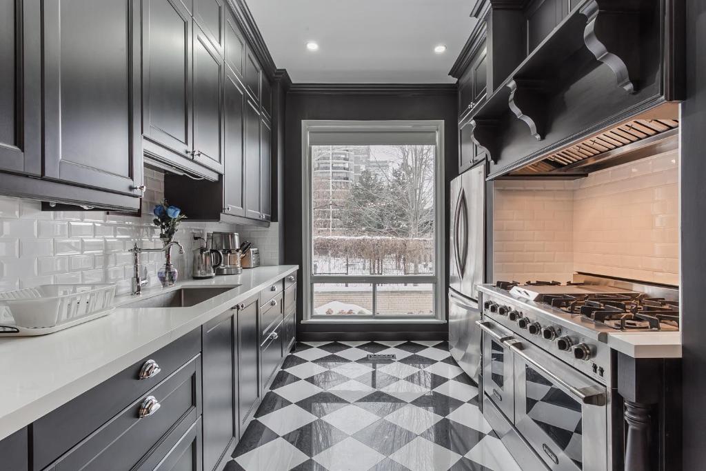 E Residential Luxury Rental — Hotel in Toronto (ON)