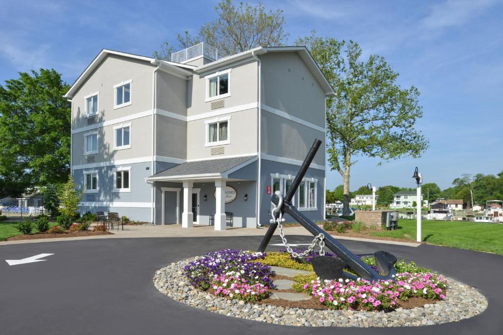Anchored Inn at Hidden Harbor — Hotel in Deale