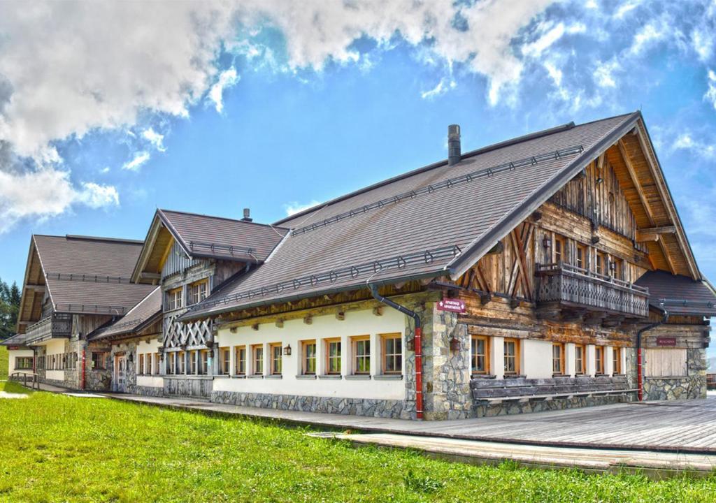 Alpska perla Apartments — Hotel in Cerkno
